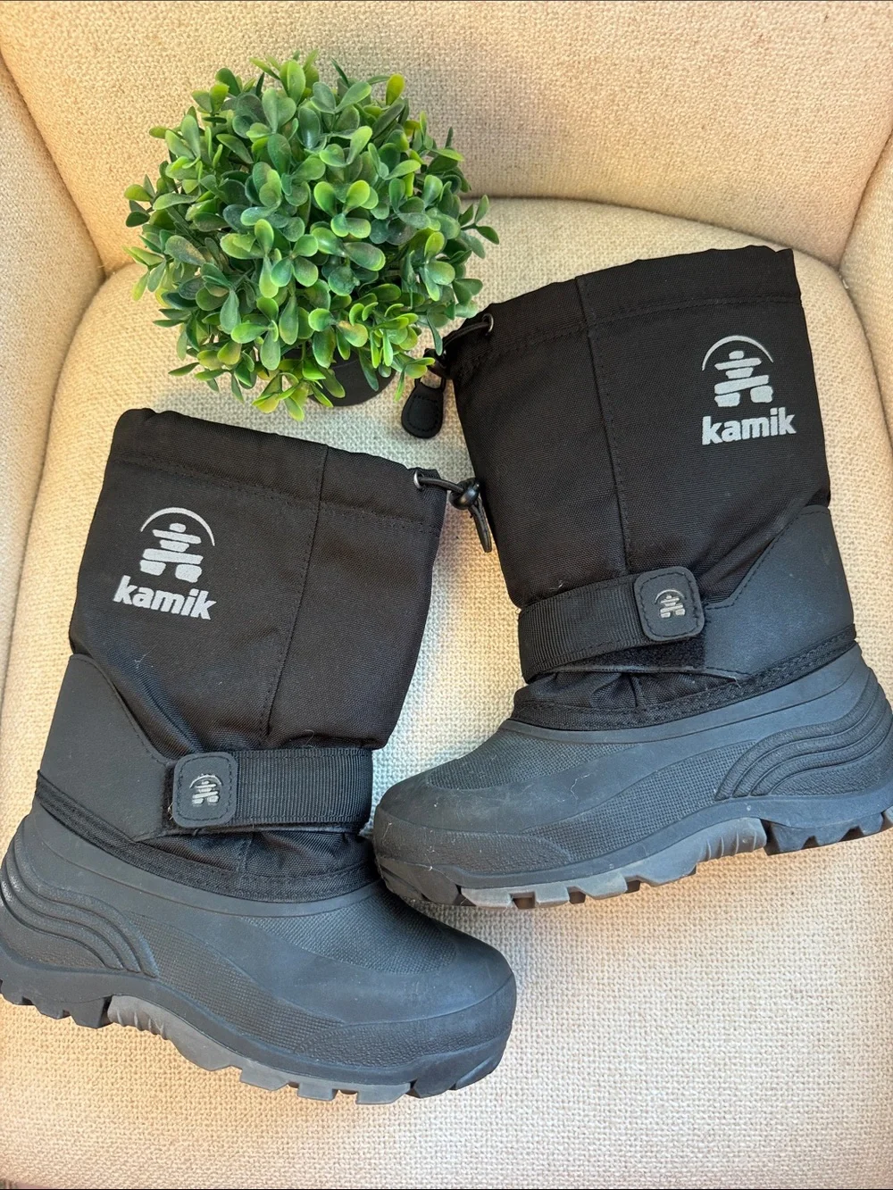 Kamik Black Kids Snow Boots with Hook-and-Loop Strap size 1